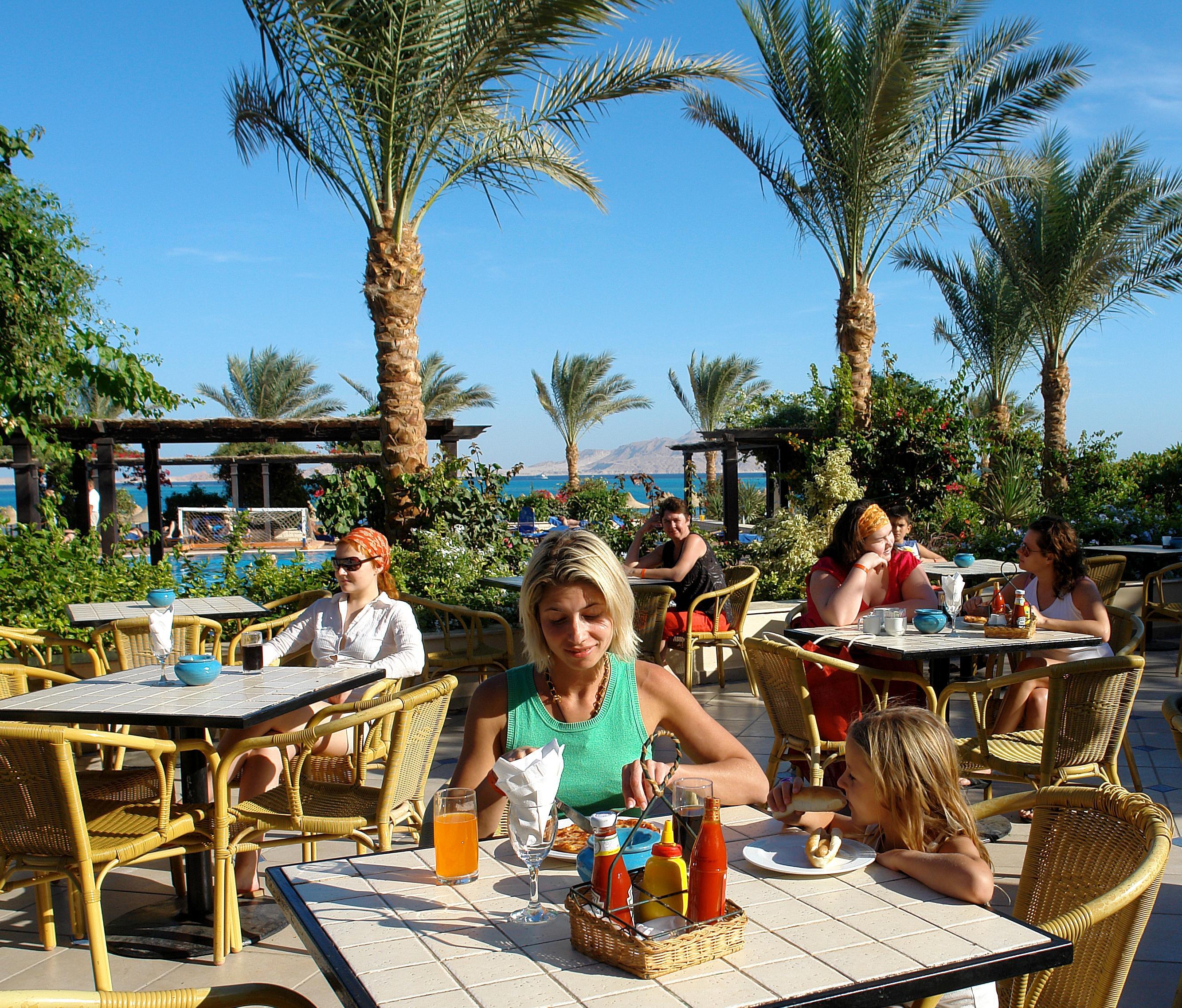 Jaz Belvedere Resort Sharm el-Sheikh Exterior foto Tourists at a resort in Sharm El Sheikh